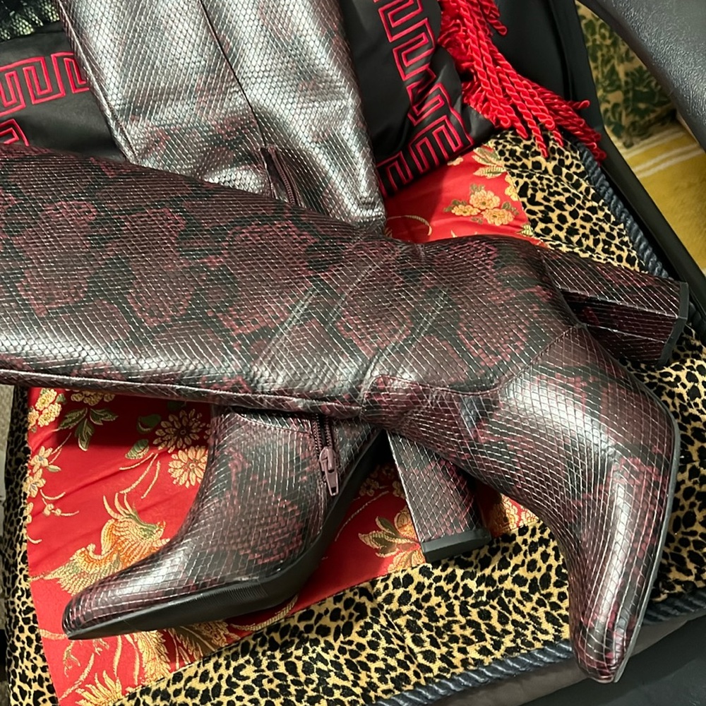 Scoop boots with the ultimate chic effect!
